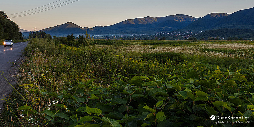 Munții Oaș zvedající se nad údolím Tisy, pohled od silnice Chust - Veljatyno