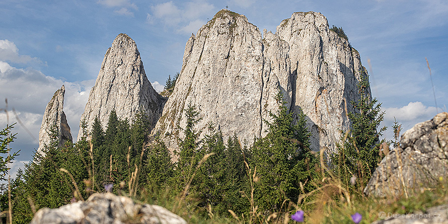 Impozantní vrchol Piatra Singuratică Impozantní vrchol Piatra Singuratică