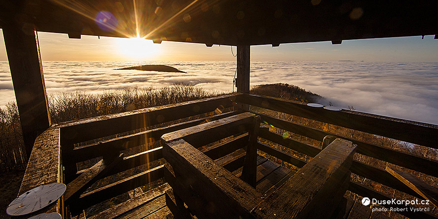 Sluncem zalitý výhled z rozhledny na Panské Javorině v Považském Inovci