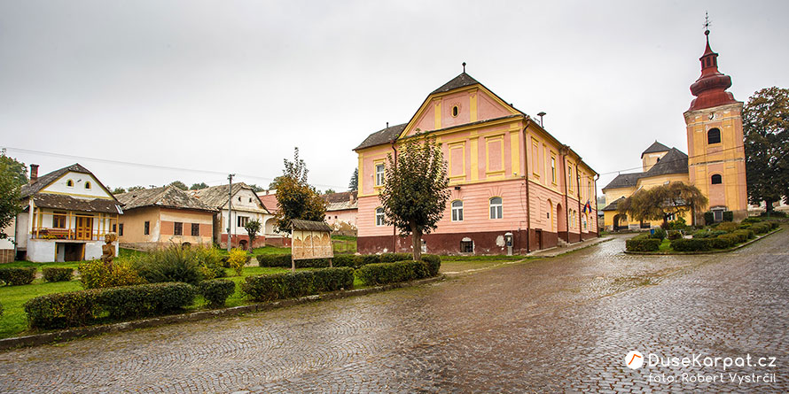 Ratková - rozľahlé námestie (ľudovo zvané pläc), uprostred Mestský dom, vpravo kostol