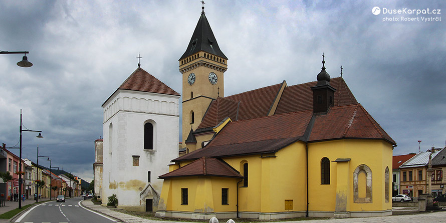 Centrum Sabinova se dvěma kostely a zvonicí