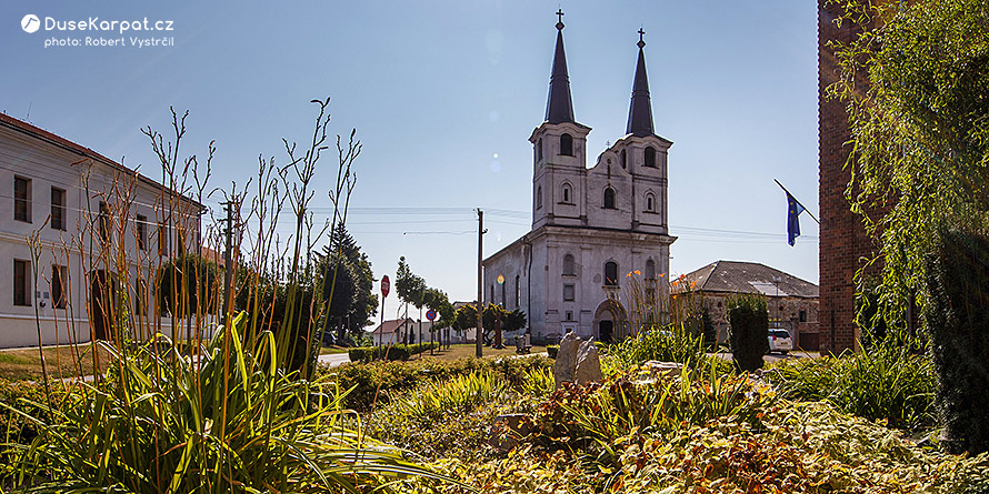 Starodávný kostel a klášter v Šahách