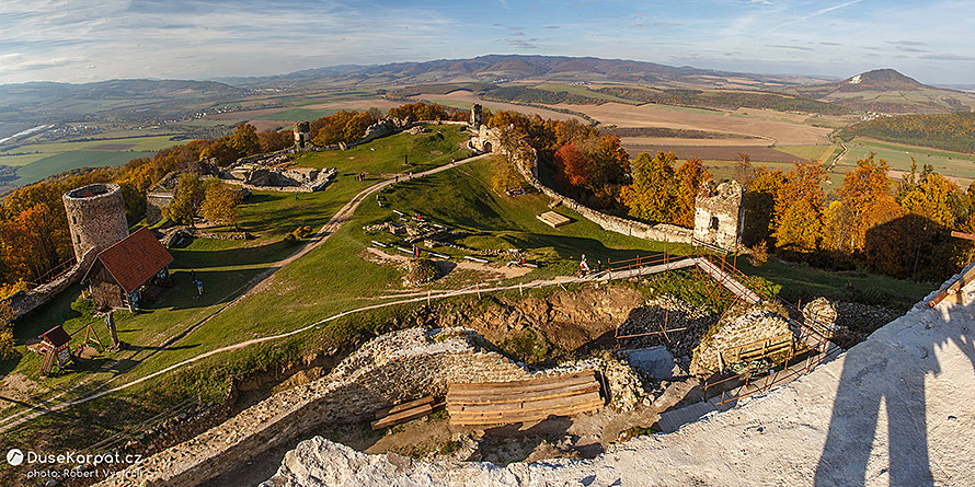 Šarišský hrad - výhled z hranolové věže směrem na Čergov