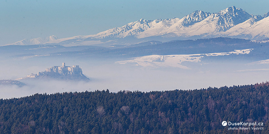 Spišský hrad vystupuje z hmly na pozadí Vysokých Tatier