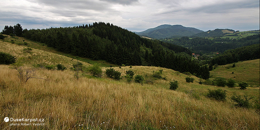 Štiavnické vrchy - lúky nad obcou Štiavnické Bane, pohľad na Sitno
