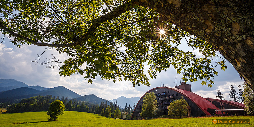 Louka s nádherným výhledem u hotelu Montfort (dříve Kolowrat) nedaleko Tatranské Javoriny