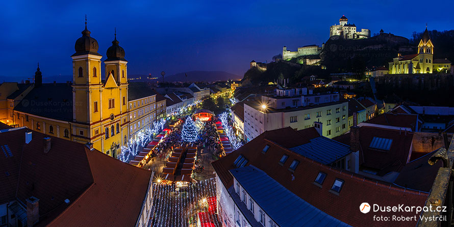 Trenčín - historické centrum města v období Vánoc (Mierové námestie, Trenčínský hrad)