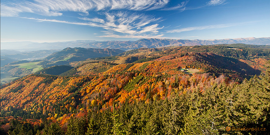 Veporské vrchy - podzimní rozhled z nádherné vyhlídky na Hrbu k Chatě pod Hrbom a dále k Nízkým Tatrám