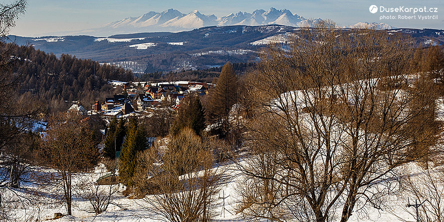 Malebně situovaná Závada s Vysokými Tatrami v pozadí
