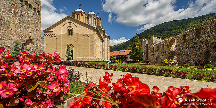Klášter Manasija – kostel sv. Trojice, vpravo rozsáhlá zřícenina klášterní jídelny (трпезарија)