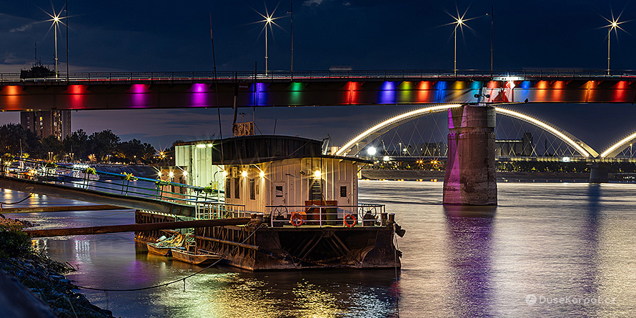 Večerní nábřeží Dunaje v Novém Sadu