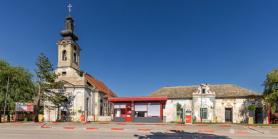 Centrum Savina Sela – prostá, avšak upravená, benzinka, za ní fara a kostel v méně veselém stavu
