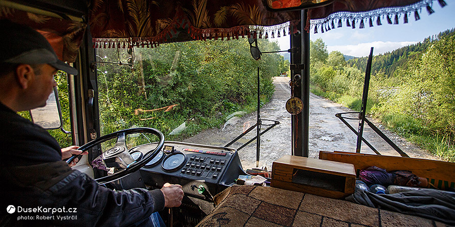 Na ceste autobusom pozdĺž rieky Čeremoš v ukrajinských Karpatoch