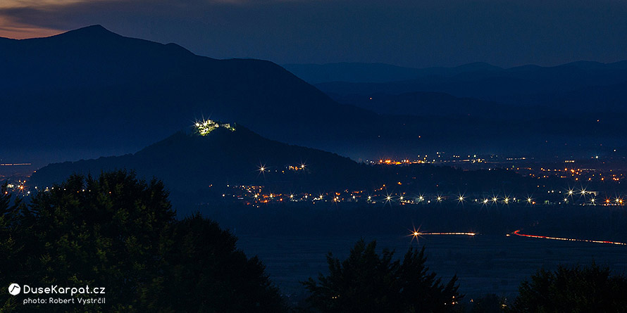 Chustský hrad v noci, pohled z Oašských hor (2017)