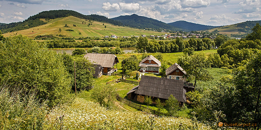 Hornodněsterské Beskydy - pohled z vesničky Javora (Явора) na řeku Stryj a dále na okrajové kopce Skolivských Beskyd