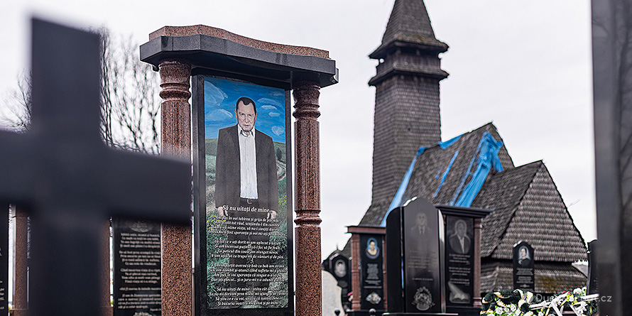 Malovaný hřbitov a dřevěný kostel v Seredně Voďane