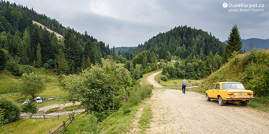 Skolivské Beskydy - cesta z vesničky Kamjanka přes horské sedlo do vsi Sukil
