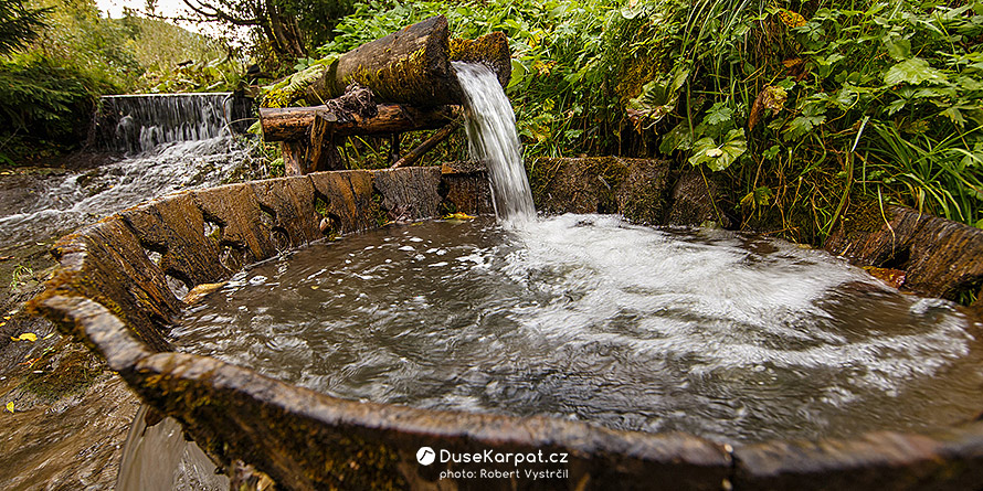Valylo ve vsi Potik - dřevěná pračka využívající sílu vody místních potoků