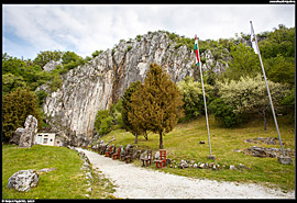 Aggtelecký kras (Aggteleki-karszt) - skalní masiv u hlavního vstupu do jeskyně Baradla