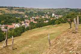 Mezi horskými hřbety Gerecse půvabně umístěná obec Bajót (2021)