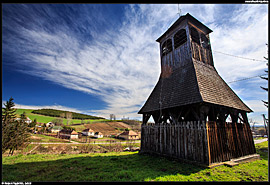 Dřevěná zvonice v obci Cered