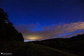 Tmavá noční obloha v údolí u obce Tótvázsony (2021)