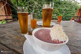 Studená jahodová polévka, běžný maďarský letní pokrm (2021)