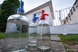 Čerstvě naplněné láhve sifonu ráno čekají na majitele, až se probudí (2021)