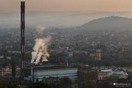 Ranní pohled na průmyslový Dorog a horu Kis Strazsa (Malá Stráža) (2021)