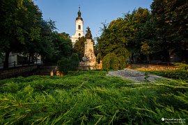 Náměstí Hősök tere, památník 1. světové války (1. világháborús emlékmű) (2021) a kostel sv. Josefa (Szent József-templom)