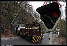 Lillafüredská úzkokolejka - výjezd vlaku z tunelu u zastávky Lillafüred