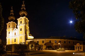 Řeckokatolická bazilika sv. Michala (Szent Mihály-templom) za svitu měsíce (2018)