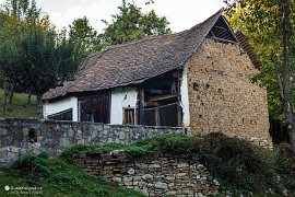 Odlehlost osady Kisújbánya se odráží na stavu některých budov (2021)