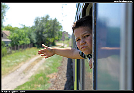 Nyírbátor - mladý Róm si užívá cesty vlakem z Debrecenu