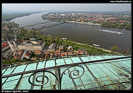 Ostřihom - pohled z kupole Ostřihomské baziliky na Vízivárošský kostel, Dunaj a slovenské Štúrovo