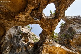 Děrovaný strop skalního mostu Tündér kapu (2021)