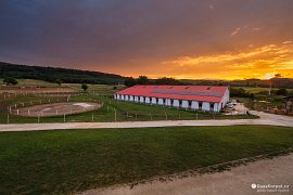 Jezdecký areál Prosper v zapadajícím slunci. Výhled z okna pokoje, který okouzlí. (2021)