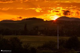 Slunce zapadá za mohutnou horou Nagy-Gete (2021)
