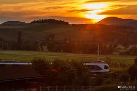 Vlak na trati z Budapešti do Ostřihomi projíždí kolem Piliscsévu (2021)