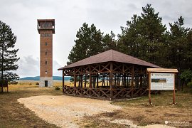 Bývalá vojenská věž (Volt katonai torony) sloužící jako rozhledna, u ní je parkoviště, altánek a neoficiální místo pro přenocování v přírodě (2021)