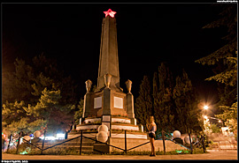 Památník s rudou hvězdou v centru Alušty