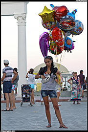 Prodejkyně nafukovacích balónků v Aluště