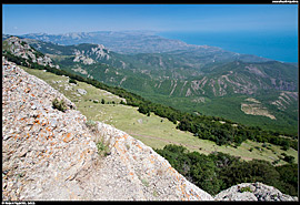 Krymské hory (Крымские горы) - pohled z Jižní Demerdži východním směrem na pobřeží Černého moře