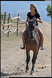 Mladá jezdkyně na koni