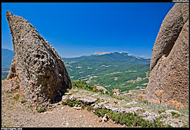 Pohled na Čatyr-Dag (Чатыр-Даг) ze svahu hory Demerdži