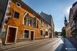 Hainburg an der Donau - historický dům s gotickými pozůstatky na Ungarstrasse (Maďarská ulice)