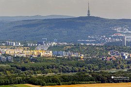 Rozhled z rakouské hory Königswarte na Kamzík s vysílačem (2014)