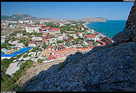 Pohled na Sudak (Судак) z pevnosti nad městem