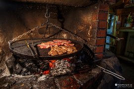 Karczma Pod Semaforem - příprava masa před očima hostů v restauraci (2017)