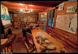 Schronisko Bartne - útulný prostor jídelny horské chaty